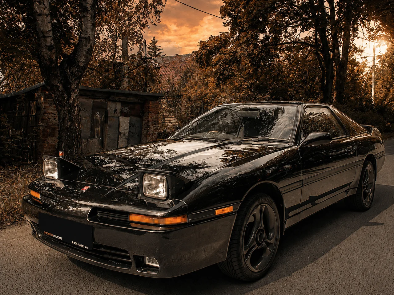 Спортивное купе Toyota Supra на вечерней улице у частных домов
